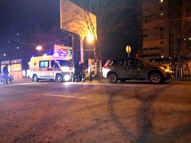 Мужчина переходил дорогу на красный свет Мужчина переходил дорогу на красный свет