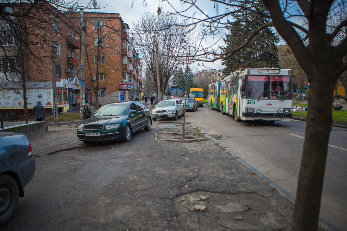 Из-за помехи автомобилям приходится ехать по пешеходной зоне Из-за помехи автомобилям приходится ехать по пешеходной зоне