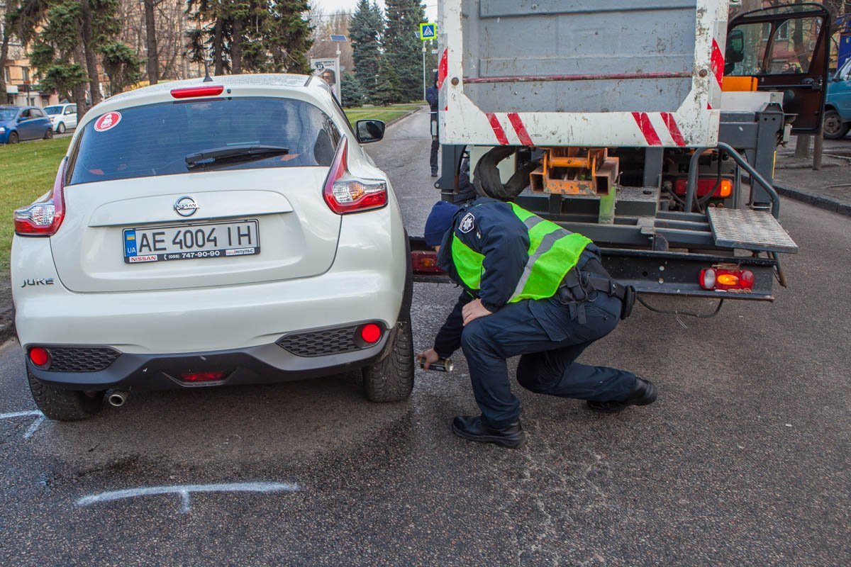 На место происшествия приехал патруль полиции На место происшествия приехал патруль полиции