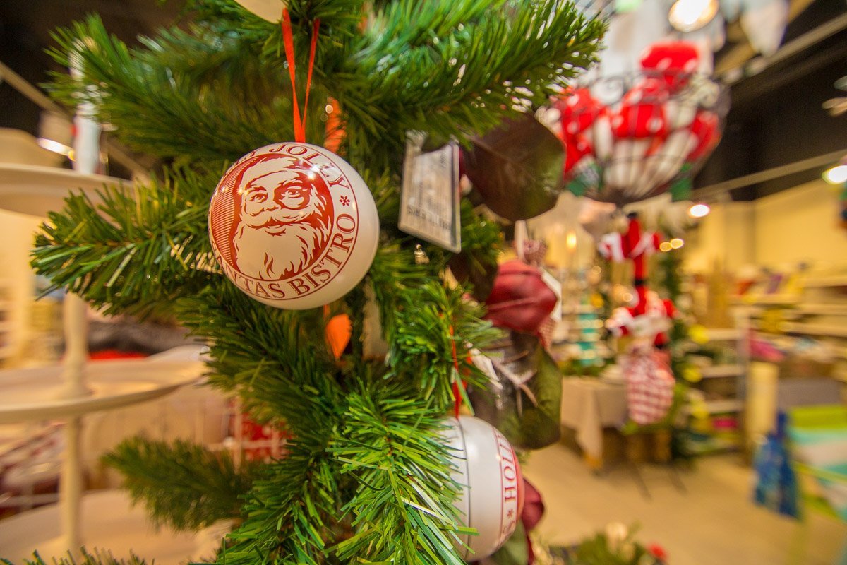 Щеки деда уже красные от мороза