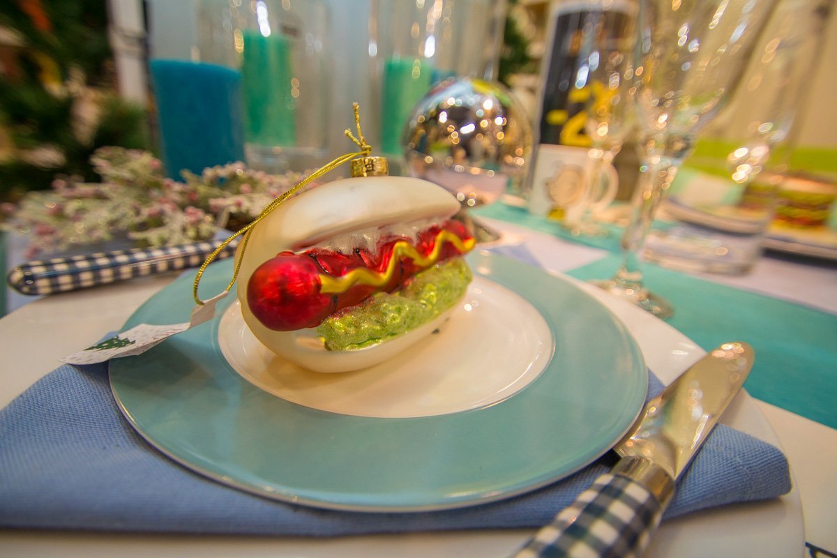 Нет, не укусить, нет, это стекло. Поздно...