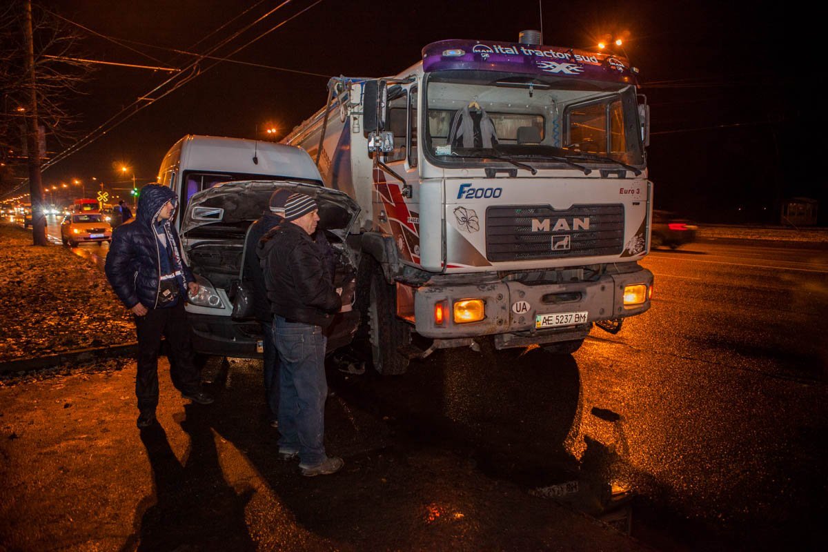 На Набережной Победы столкнулись самосвал и маршрутка