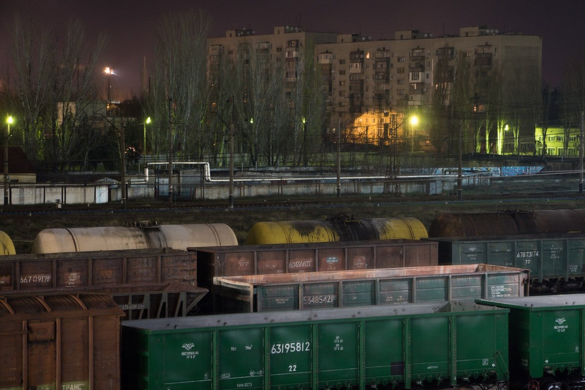 А по ту сторону забора люди живут своей обычной, размеренной жизнью