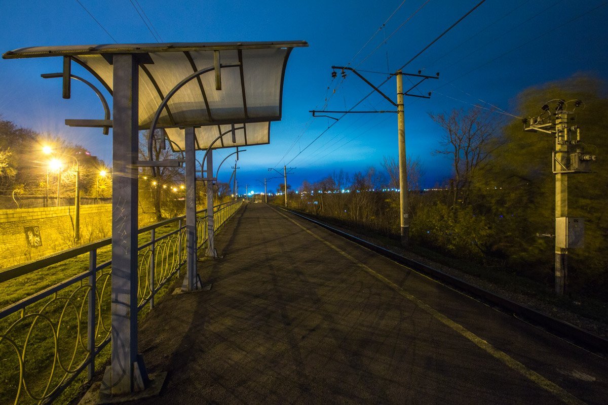 Люди забираются в скорые поезда, но они сами не понимают, чего они ищут