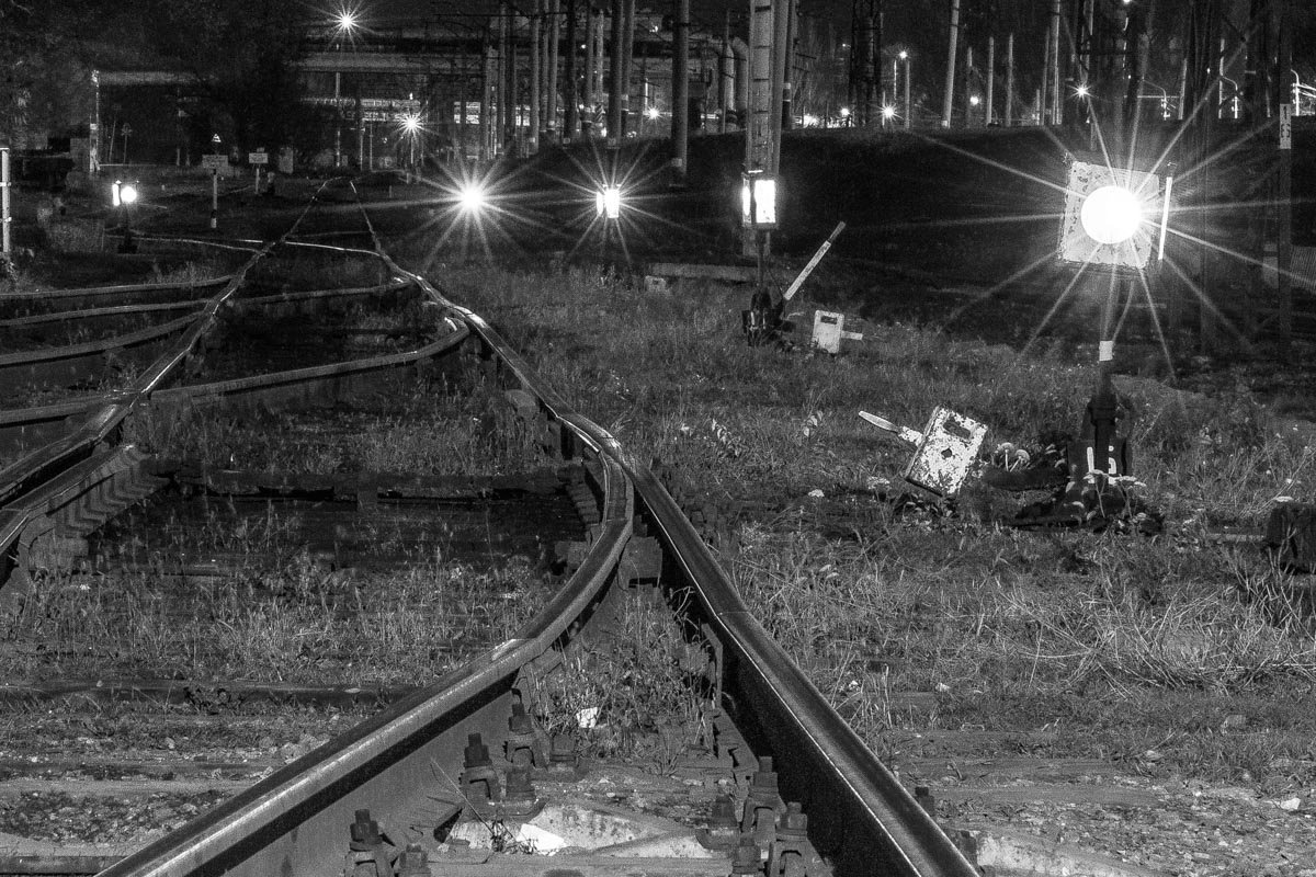 Поезда ночами свистят так жалобно, словно заблудились в пути