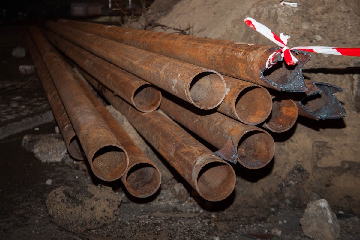 На улице собираются менять трубы