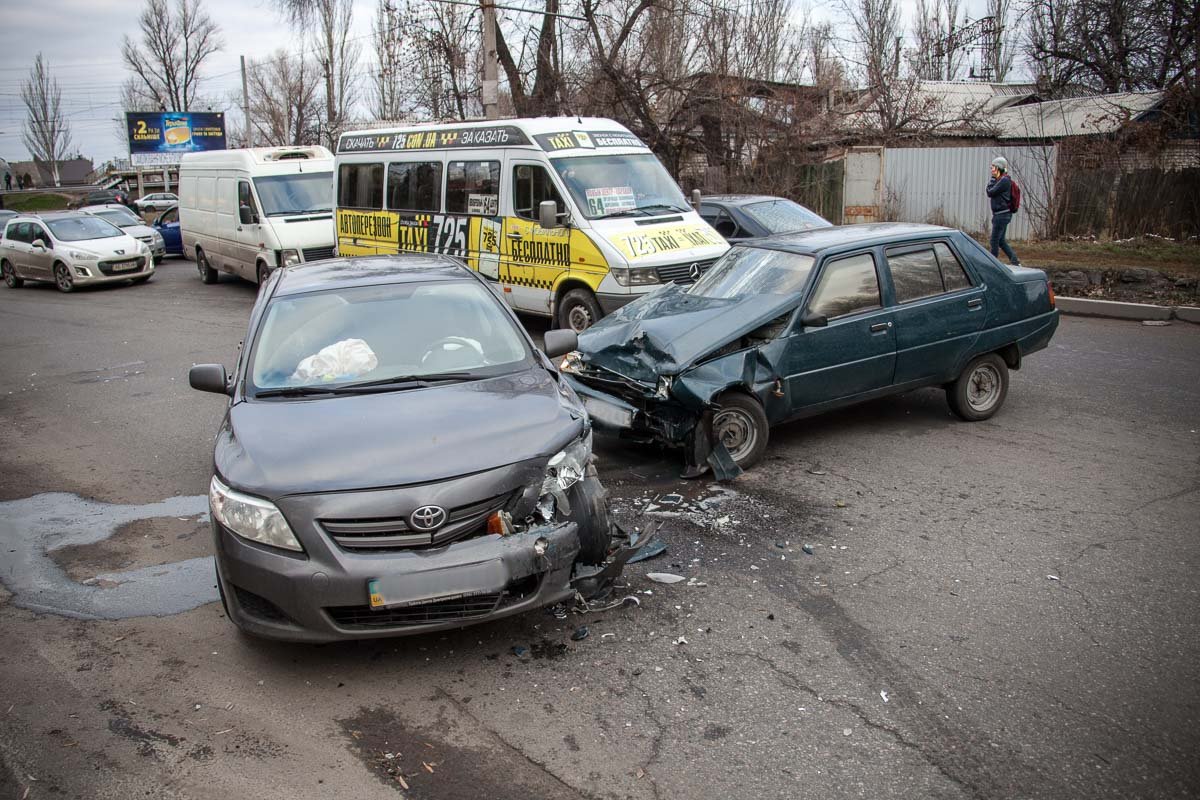 На Каруны столкнулись ЗАЗ и Toyota На Каруны столкнулись ЗАЗ и Toyota