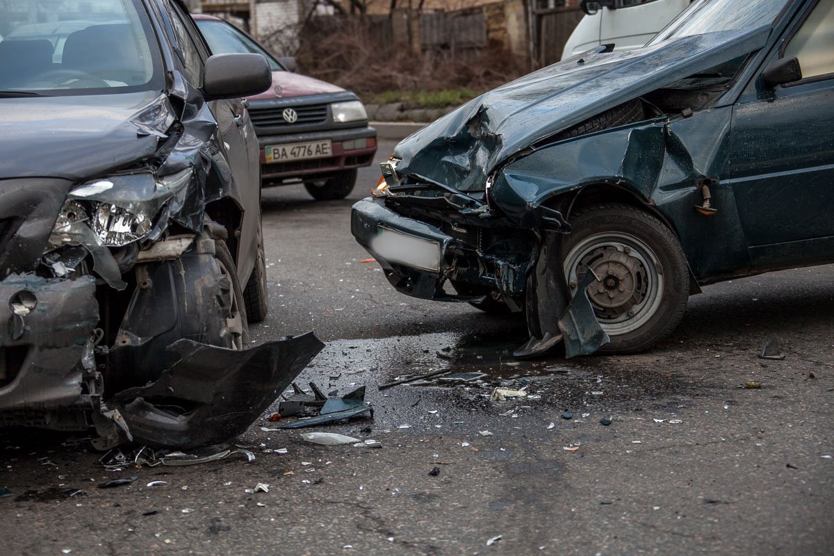 Вследствие столкновения пострадал водитель автомобиля ЗАЗ Вследствие столкновения пострадал водитель автомобиля ЗАЗ