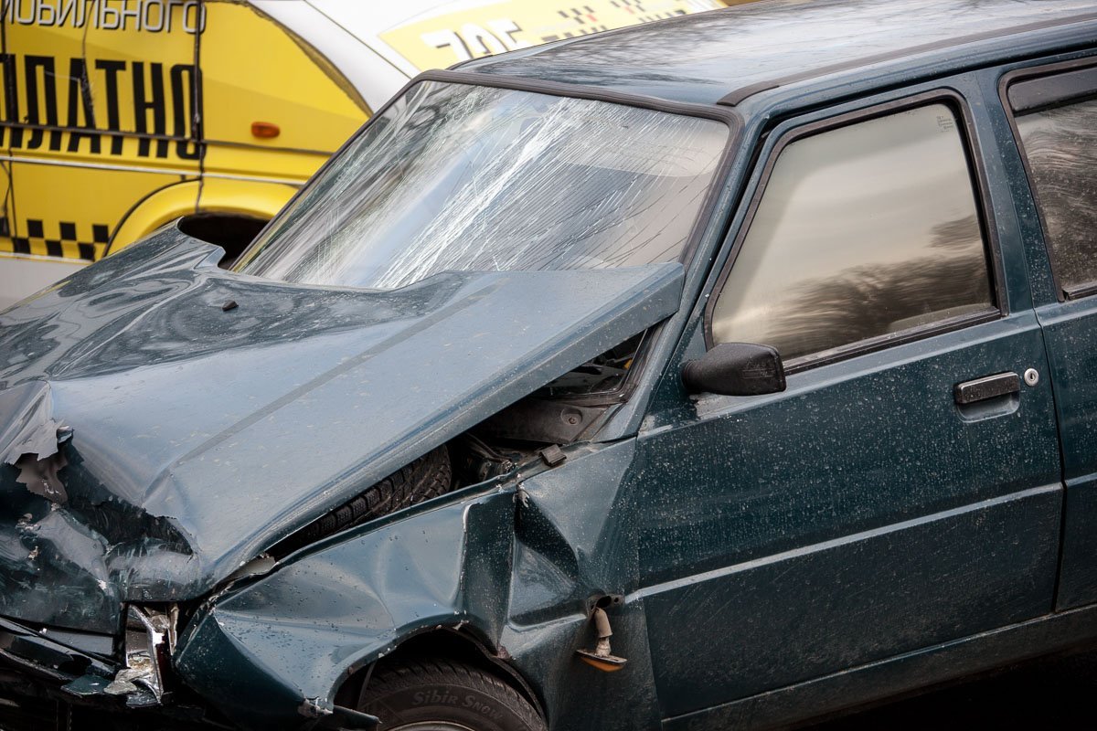 В результате аварии повреждена передняя часть кузова ЗАЗ В результате аварии повреждена передняя часть кузова ЗАЗ