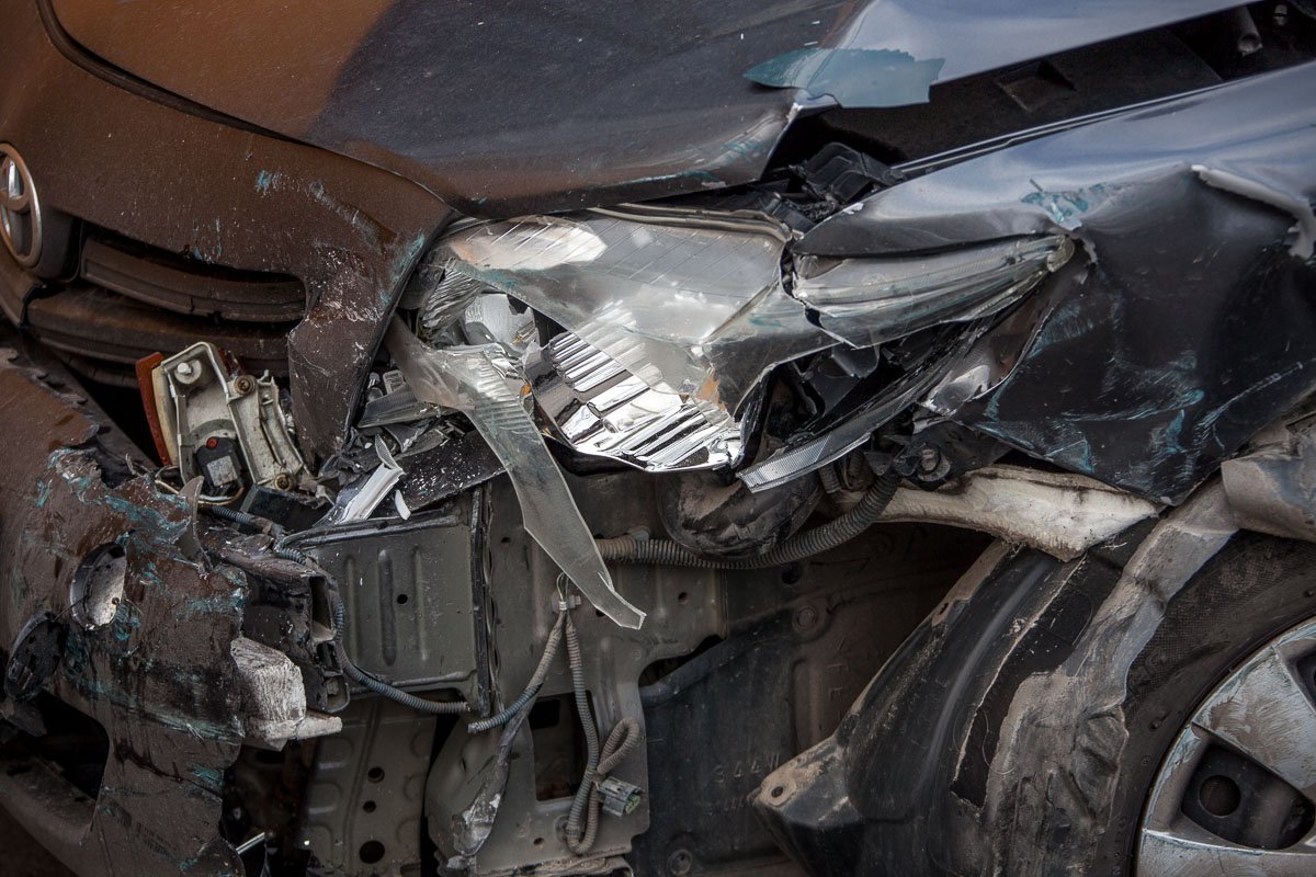 Также разбита передняя часть кузова Toyota Также разбита передняя часть кузова Toyota