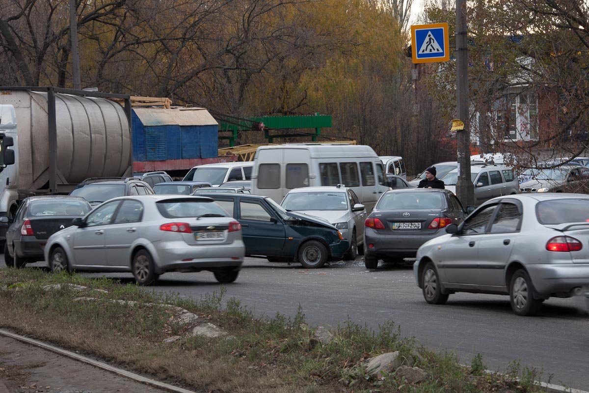 На Каруны столкнулись ЗАЗ и Toyota: образовалась пробка 7