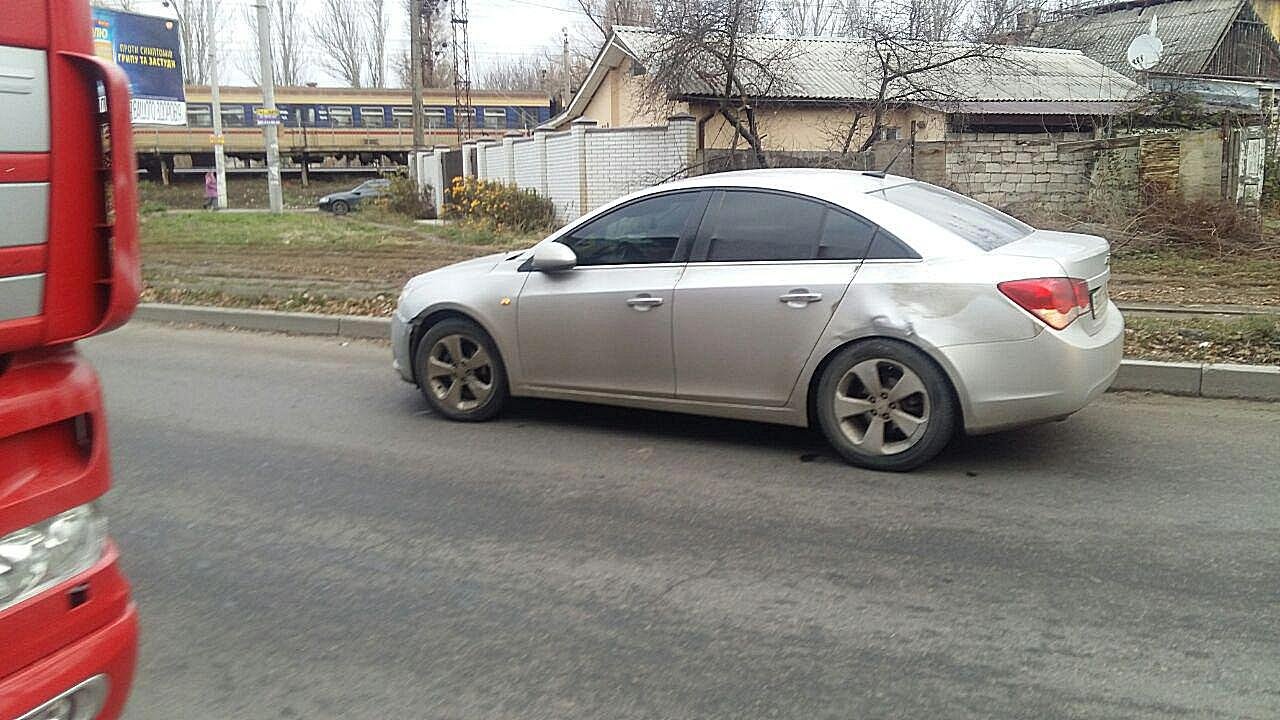 Предположительно автомобиль ЗАЗ ударил водитель Chevrolet Предположительно автомобиль ЗАЗ ударил водитель Chevrolet