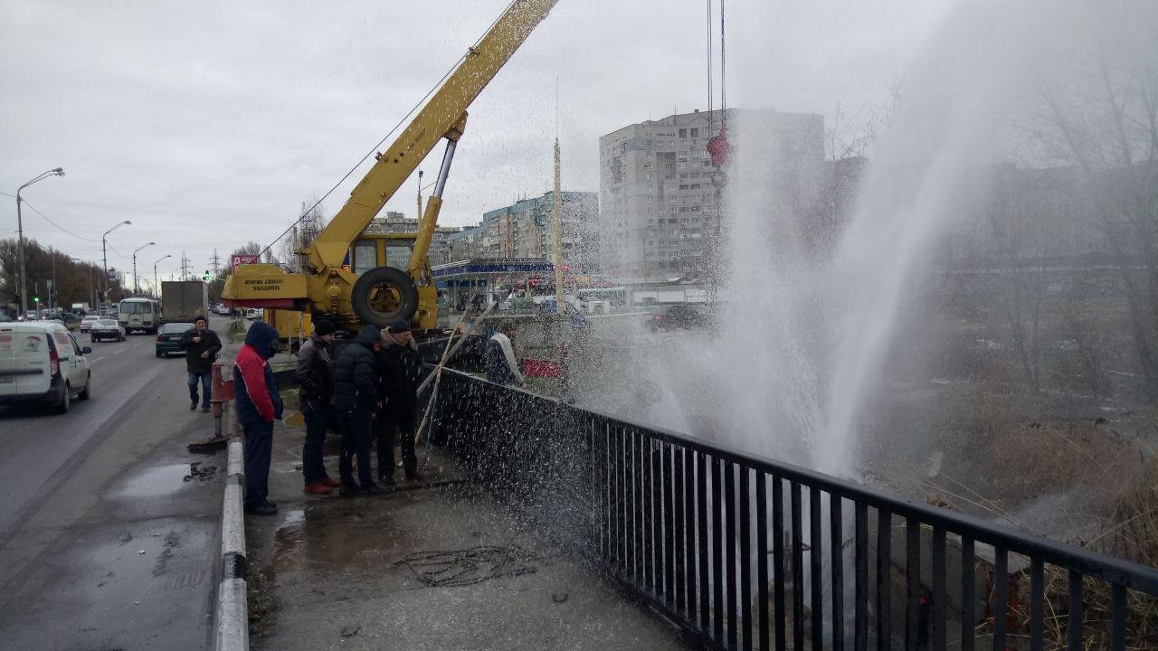 Фонтан воды достигает несколько метров в высоту