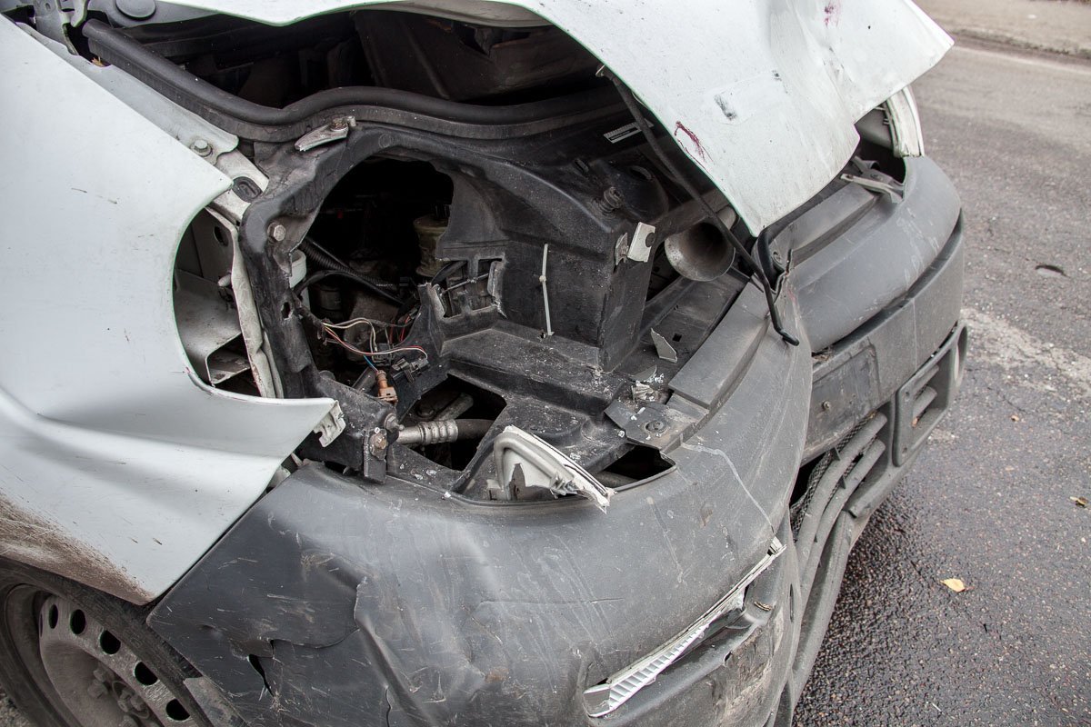 Водитель второго автомобиля, от которого произошел удар, от комментариев отказался