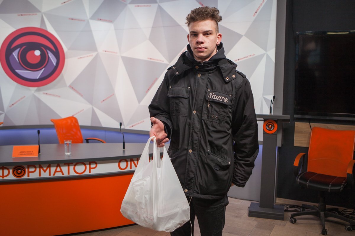 Доставщик принес нам еду прямо в офис