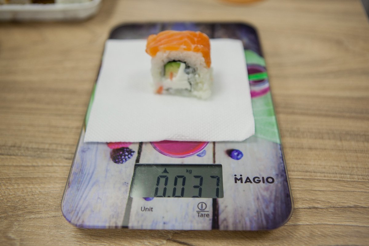 Роллы достаточно крупные - каждый весит 37 грамм