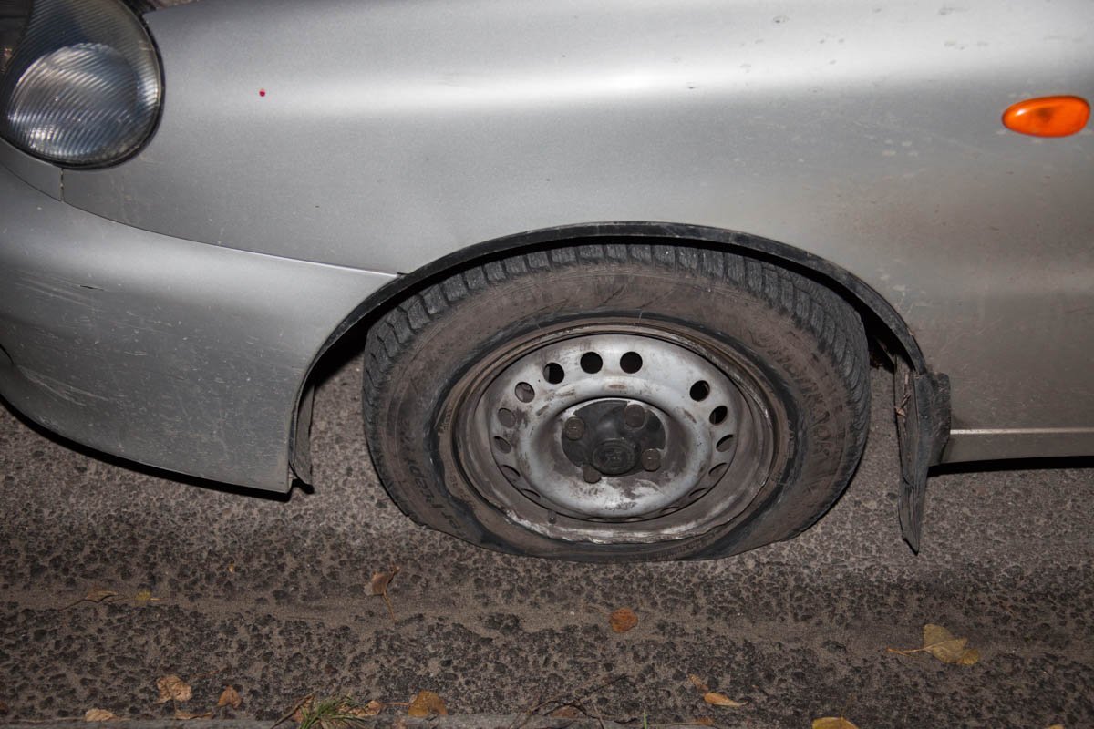 От удара о крышку люка автомобиль вынесло на встречную полосу, где столкнулся левым передним колесом о бордюр От удара о крышку люка автомобиль вынесло на встречную полосу, где столкнулся левым передним колесом о бордюр