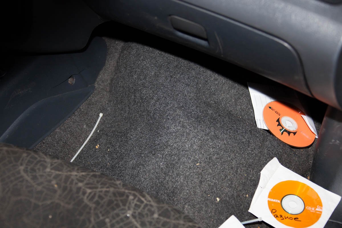 Крышка люка вошла в салон на 30 см Крышка люка вошла в салон на 30 см