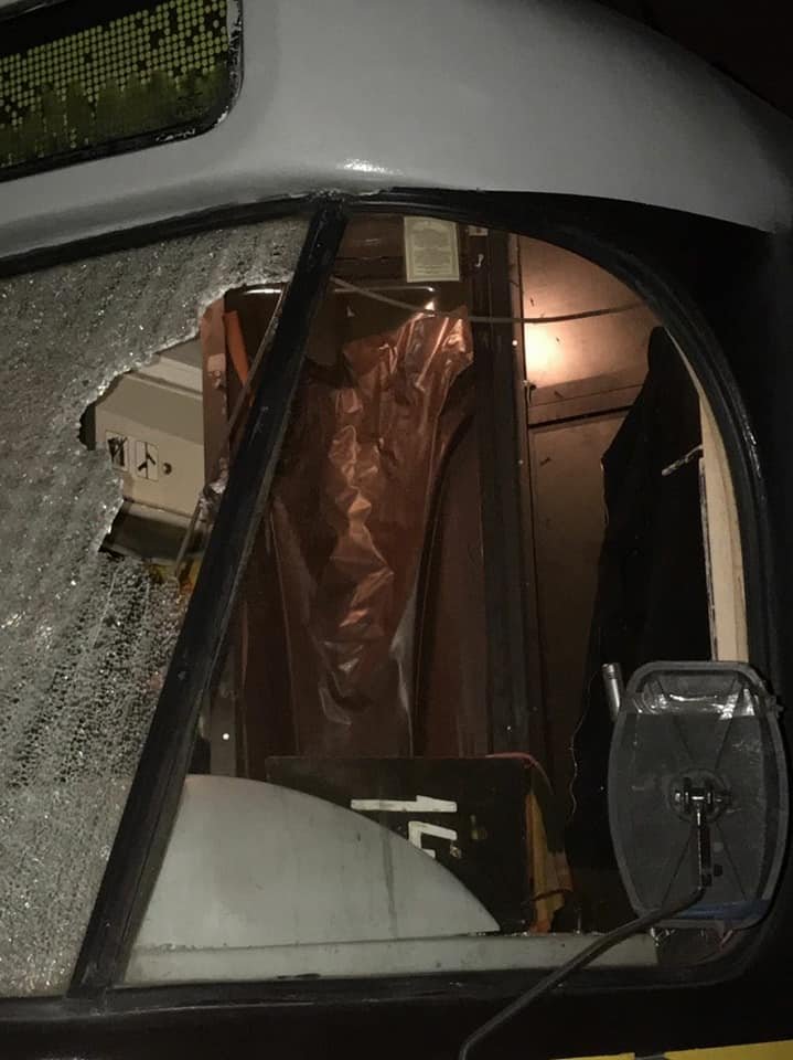 Неизвестный бросил камень в лобовое стекло трамвая