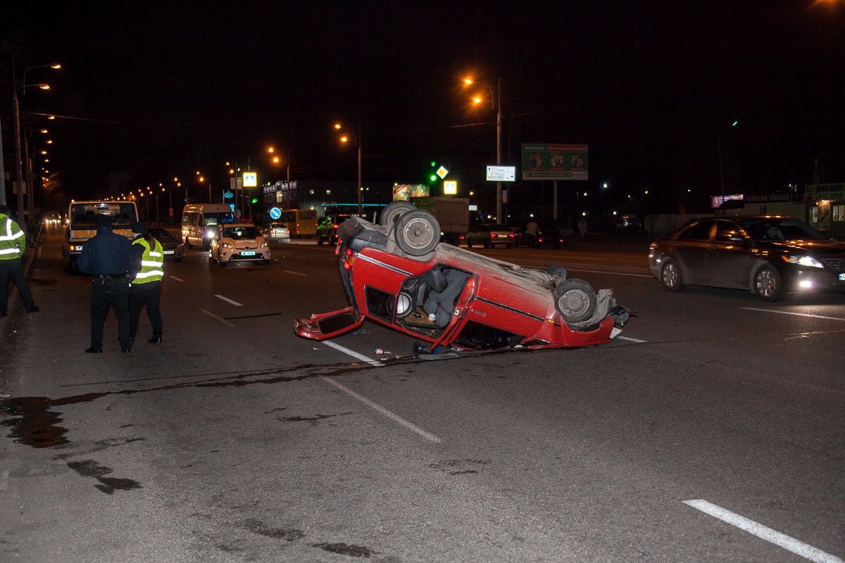 Машина врезалась в бордюр и перевернулась