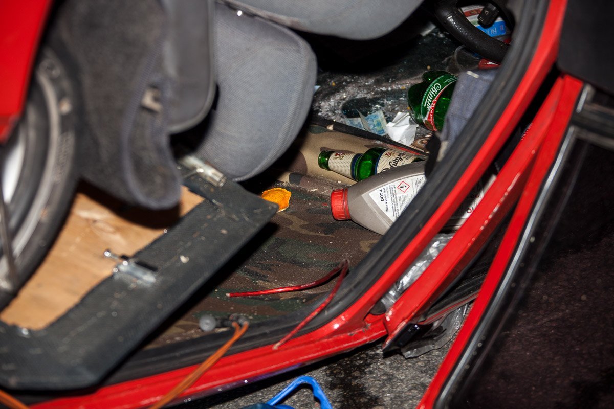 в салоне авто обнаружили бутылки из-под алкогольных напитков