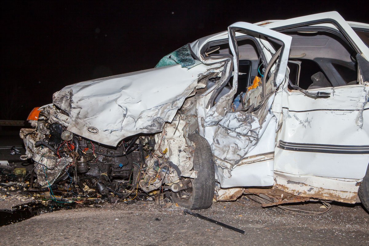 Удар от столкновения был такой силы, что Ford сложился гармошкой