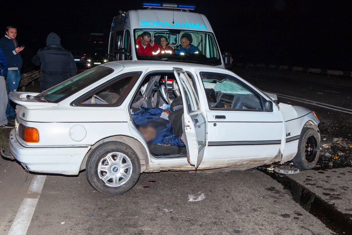 В результате столкновения водитель погиб на месте и оказался на заднем сидении