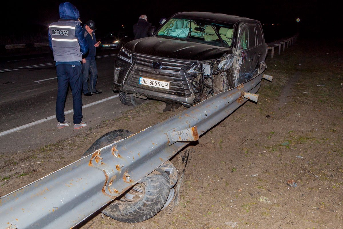 Lexus откинуло в отбойник и выдернуло левое переднее колесо