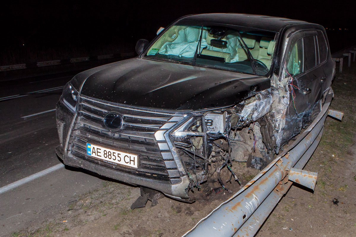 Отбойник выгнулся дугой, а левая сторона Lexus сильно повредилась