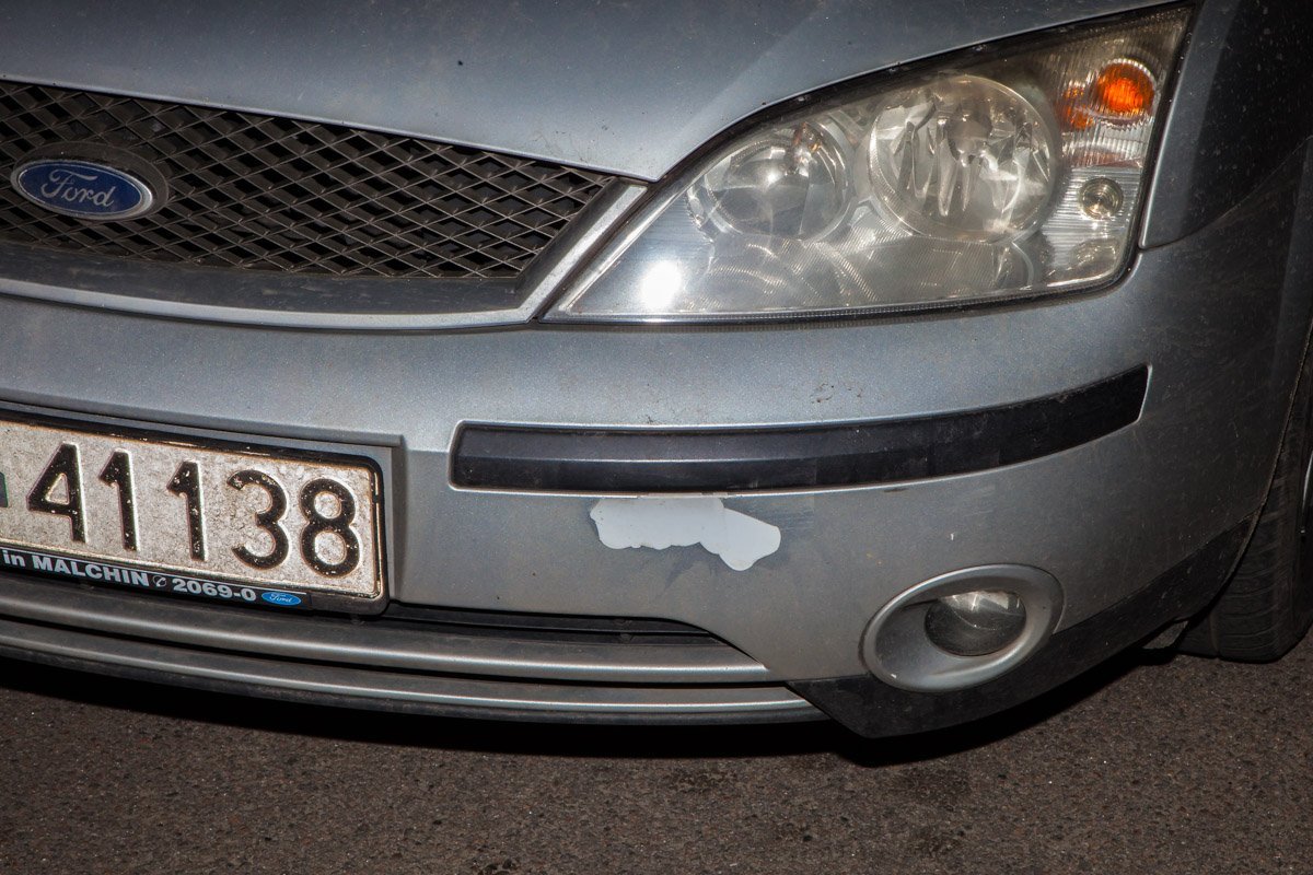На бампере Ford от удара облущилась краска На бампере Ford от удара облущилась краска