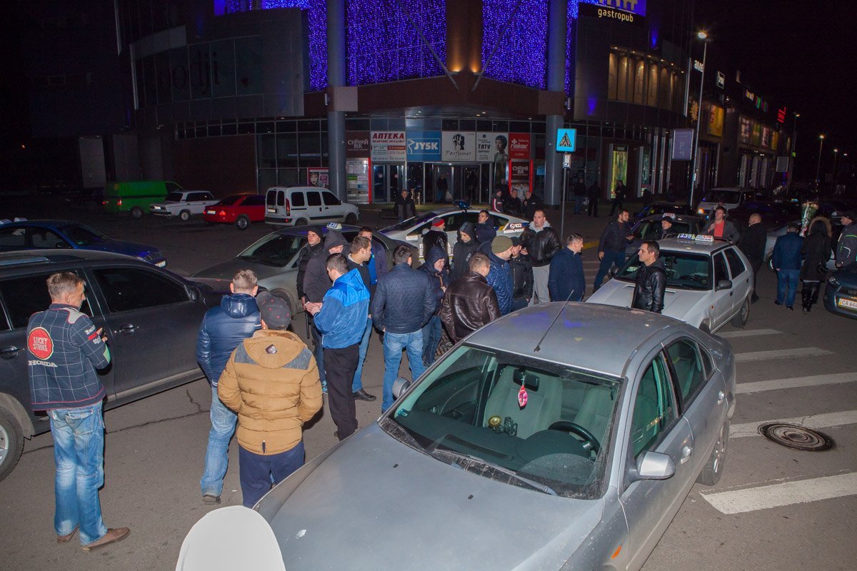 Возле ТЦ "Апполо" этой ночью кипели страсти Возле ТЦ "Апполо" этой ночью кипели страсти