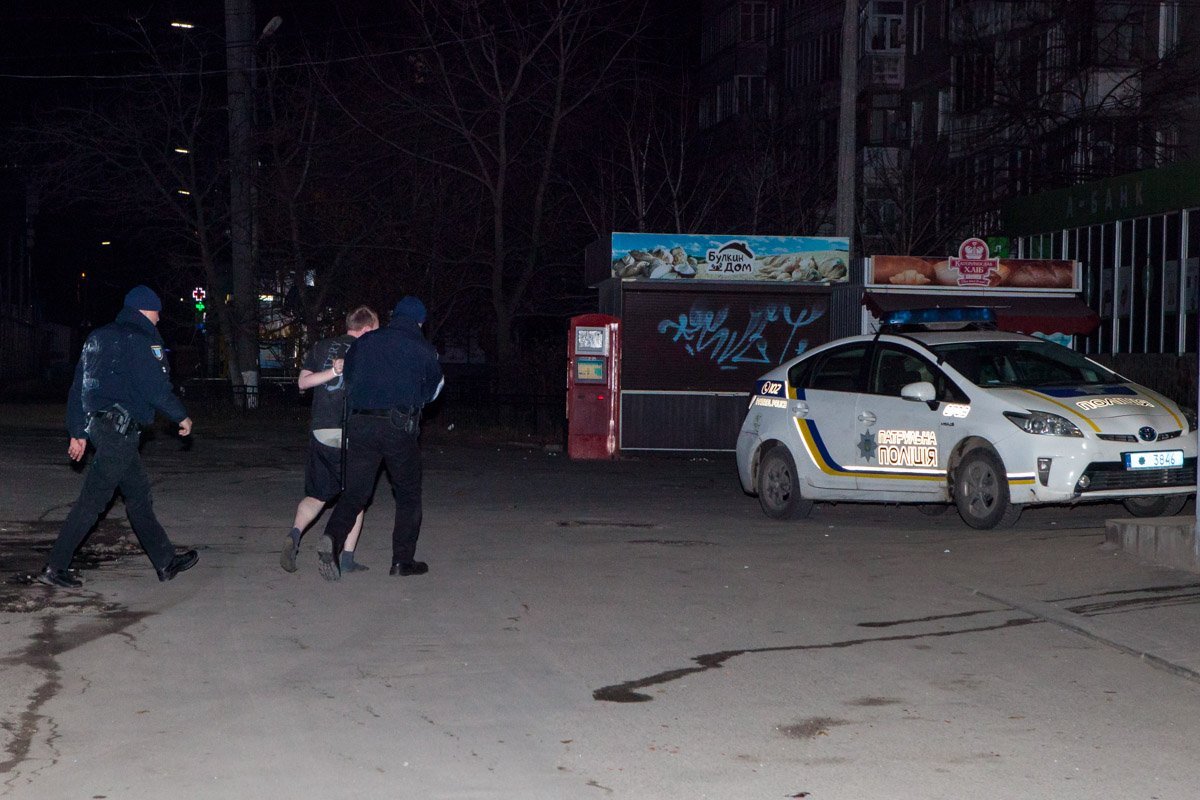 Подозреваемый в нанесении ножевых ранений в сопровождении патрульных полиции