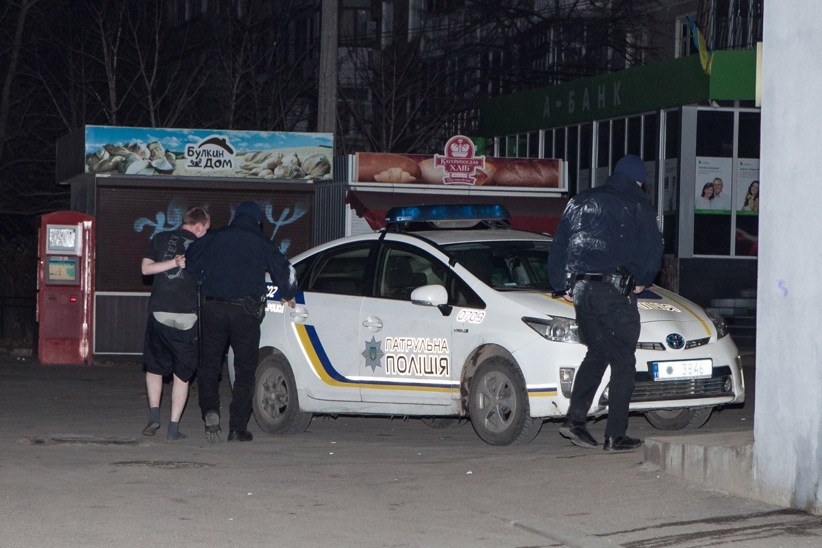 На форме патрульных видны следы борьбы с задержанным