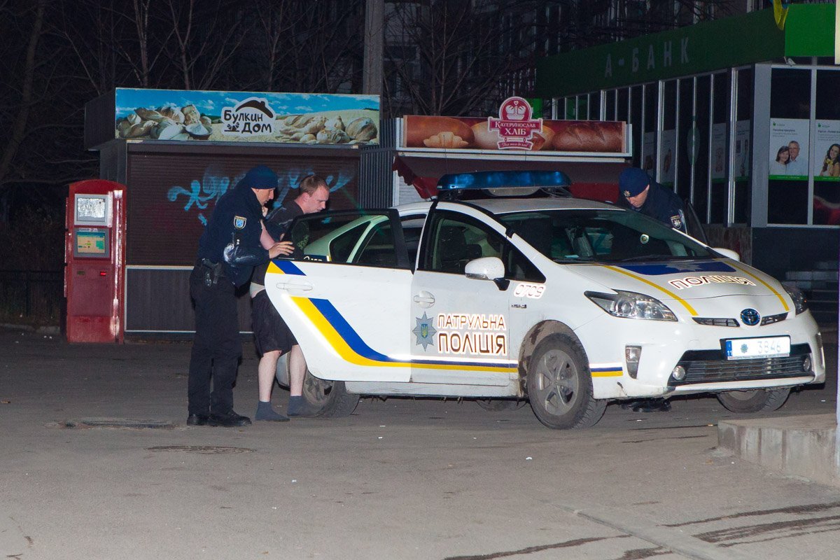 Подозреваемого повезли в отделение патрульной полиции