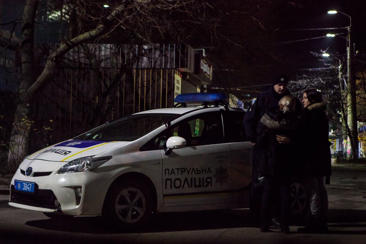 Патрульные полиции опрашивают свидетельниц происшествия