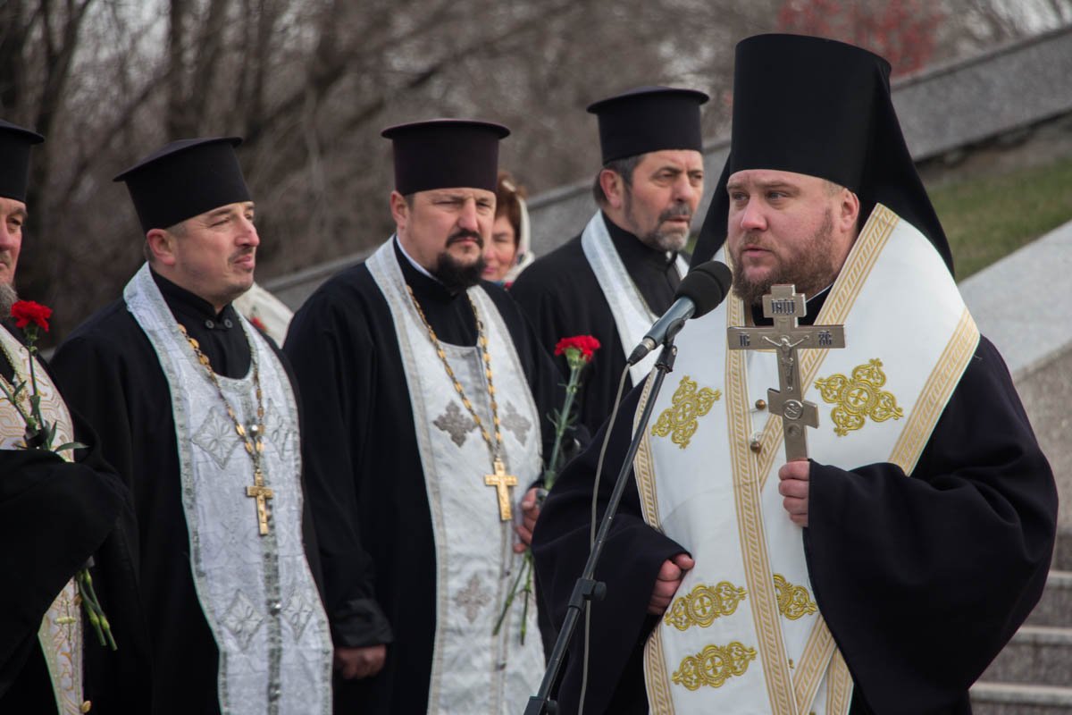 Церемония началась с молитвы об усопших