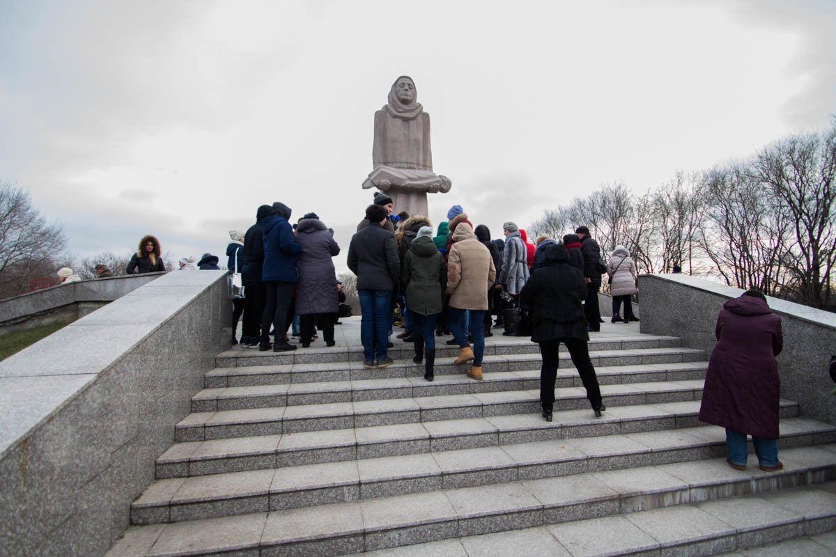 Горожане возложили цветы возле мемориала жертвам политических репрессий и Голодомора