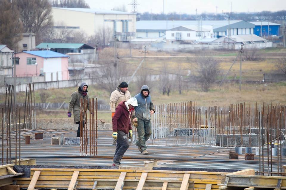 Жилой дом строят возле спортивного комплекса и детского сада Жилой дом строят возле спортивного комплекса и детского сада