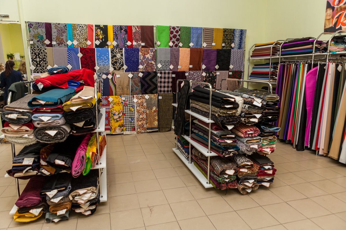 Выбор ткани зависит от цветотипа клиентки, будущего фасона и сезона