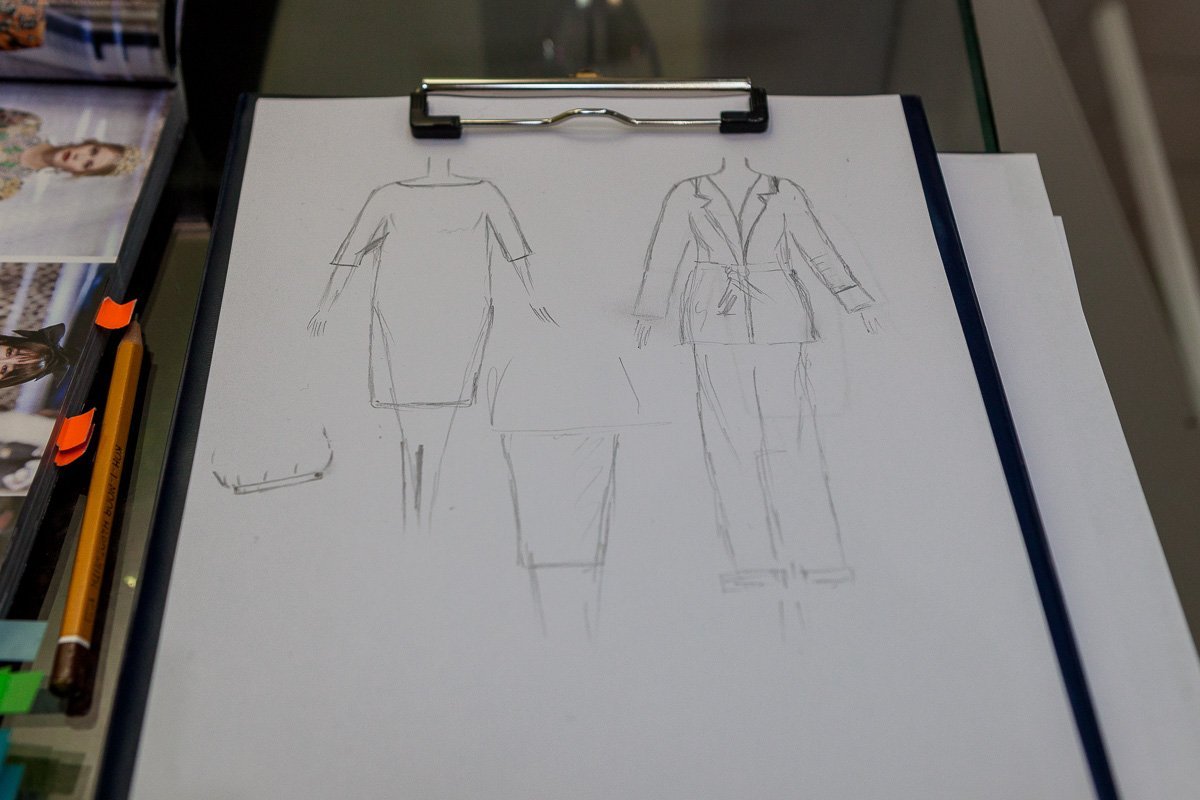 После того, как выбрана ткань, дизайнер набрасывает эскиз 