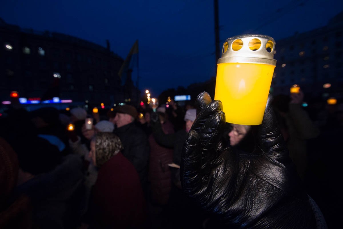 Участники зажгли свечи в знак памяти о жертвах Голодомора