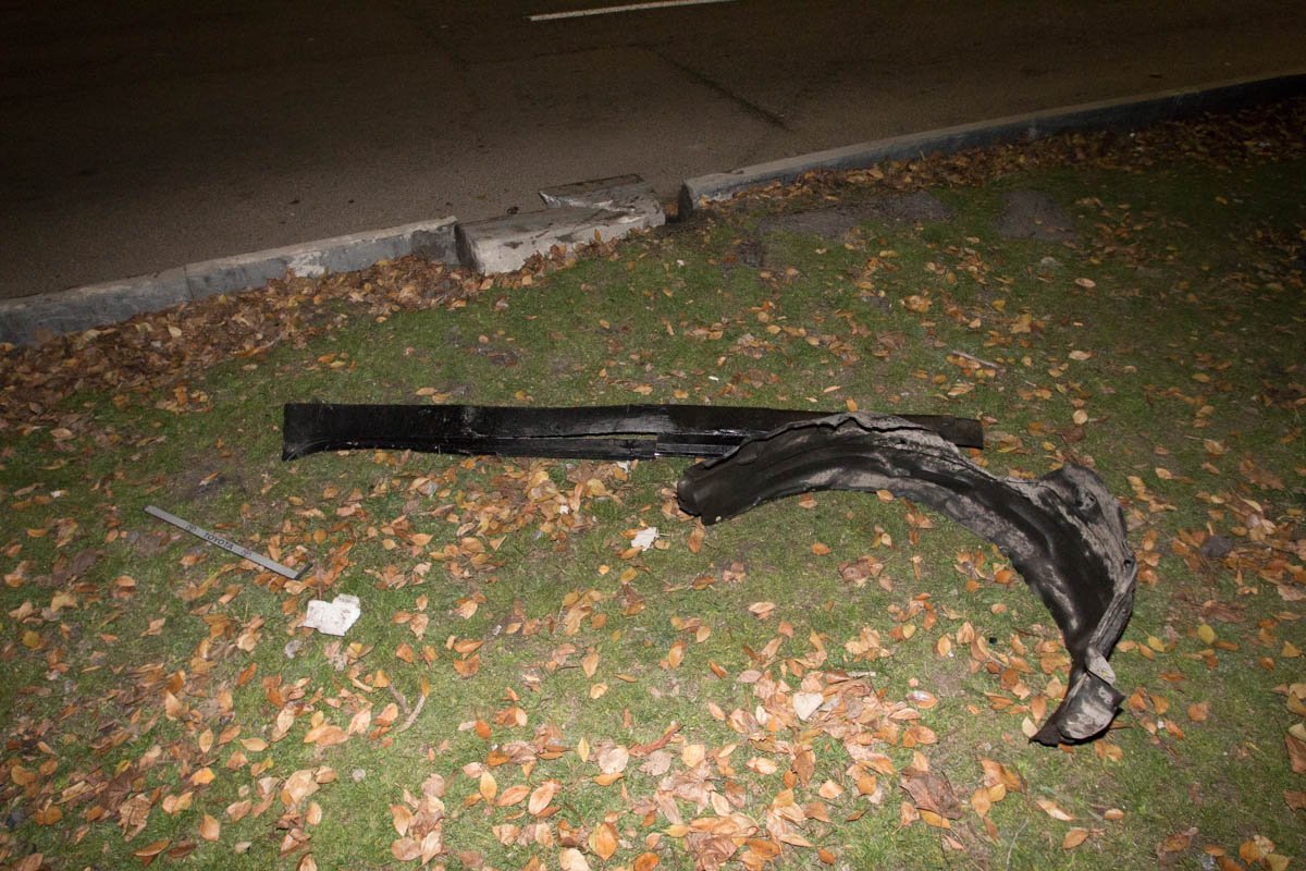 Бампер Toyota остался на газоне у дороги