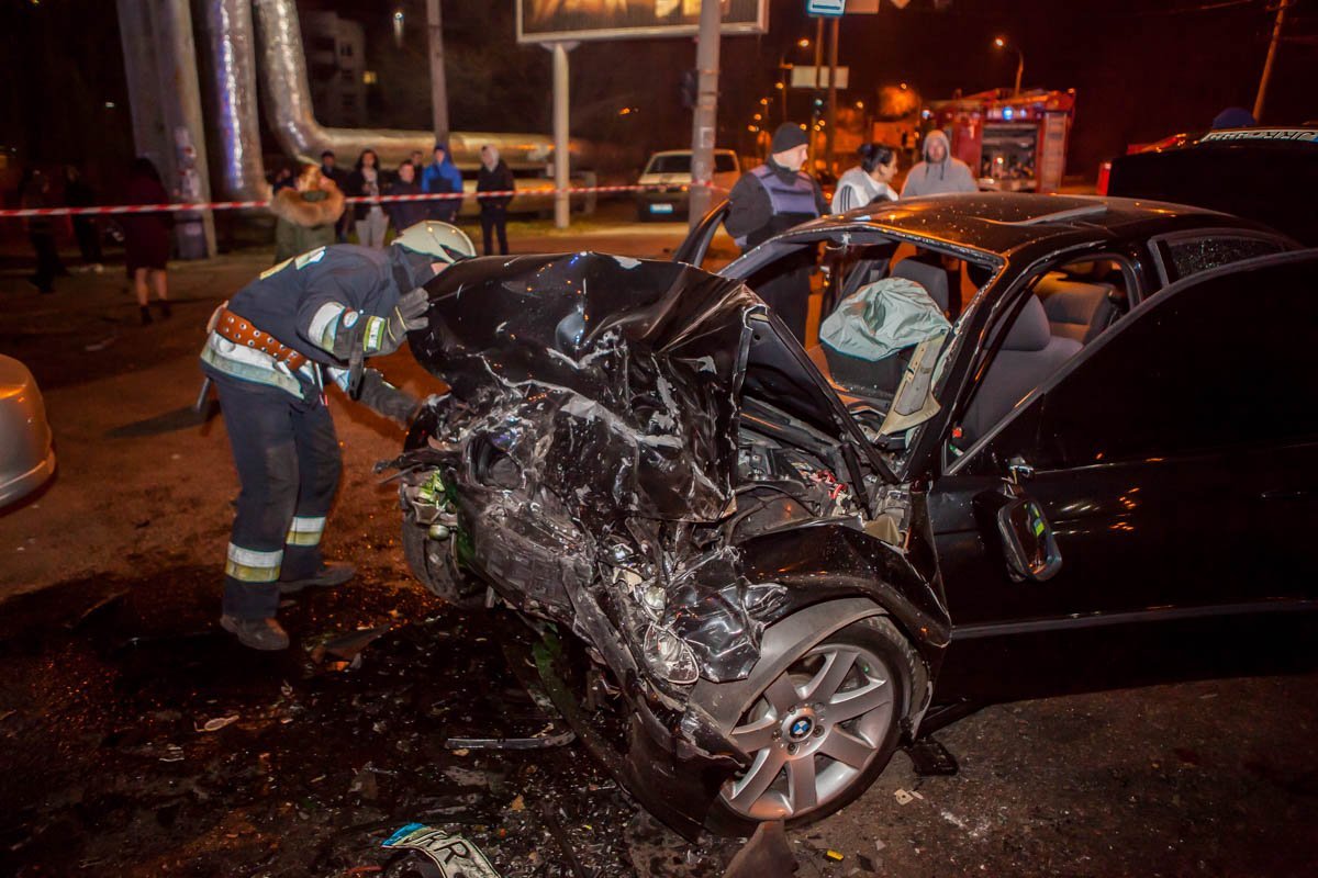 Спасатель осматривает автомобиль