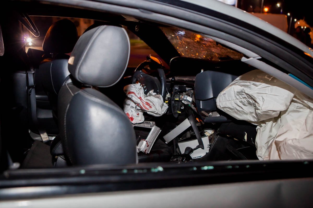 Салон Toyota тоже пострадал