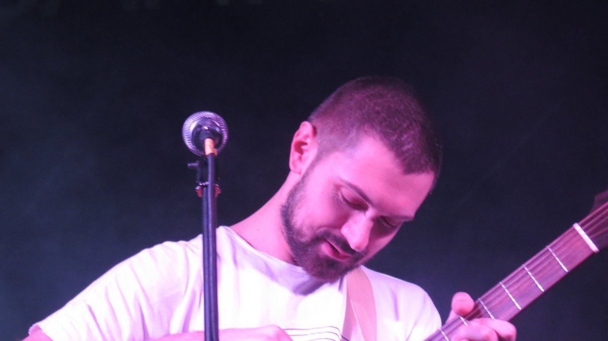 Сегодня целый день с гитарой провел, полпесни написав. А ты пришла домой сердита, ну, не за***вай меня Сегодня целый день с гитарой провел, полпесни написав. А ты пришла домой сердита, ну, не за***вай меня