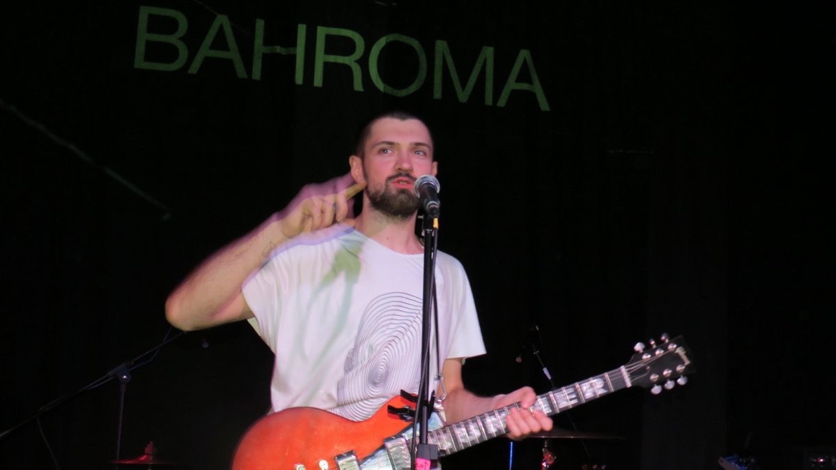 Ти не повинна бути ніччю одна, ти гострі плечі стисла сама Ти не повинна бути ніччю одна, ти гострі плечі стисла сама