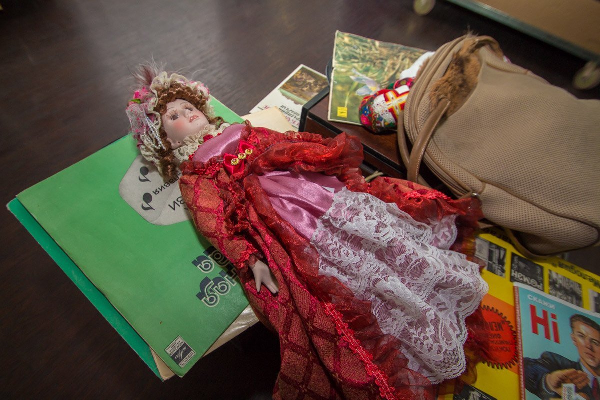 Люди приносят на выставку старые бусы, фарфоровых кукол и раритетные часы Люди приносят на выставку старые бусы, фарфоровых кукол и раритетные часы