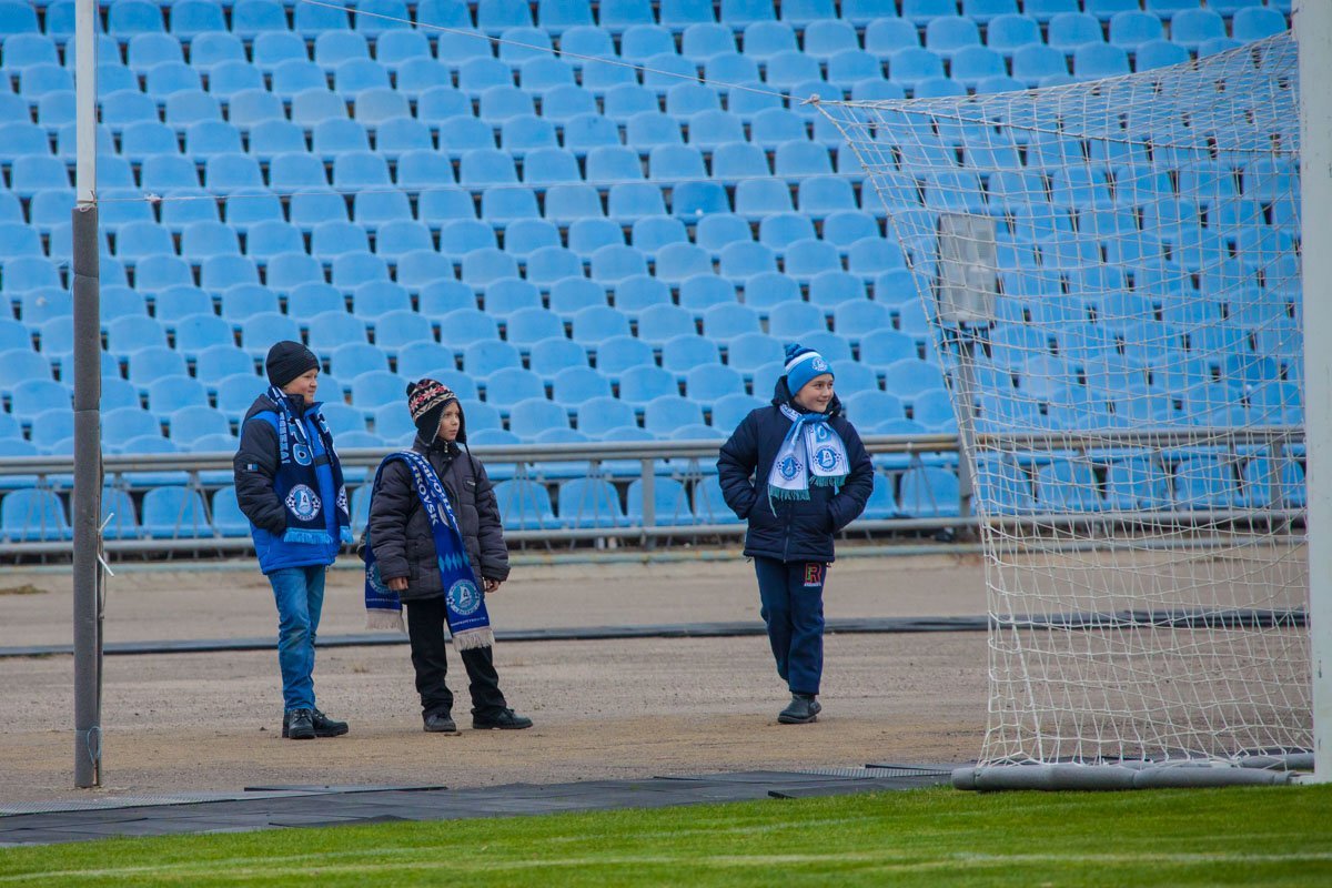 Дети следят за игрой кумиров