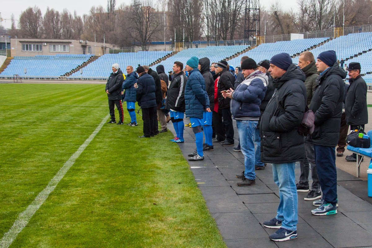 Самые преданные фанаты следили за матчем прямо возле поля