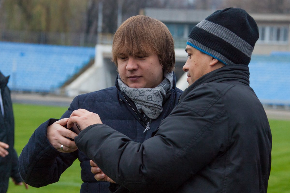 Фанаты с радостью фоткаются с любимыми игроками